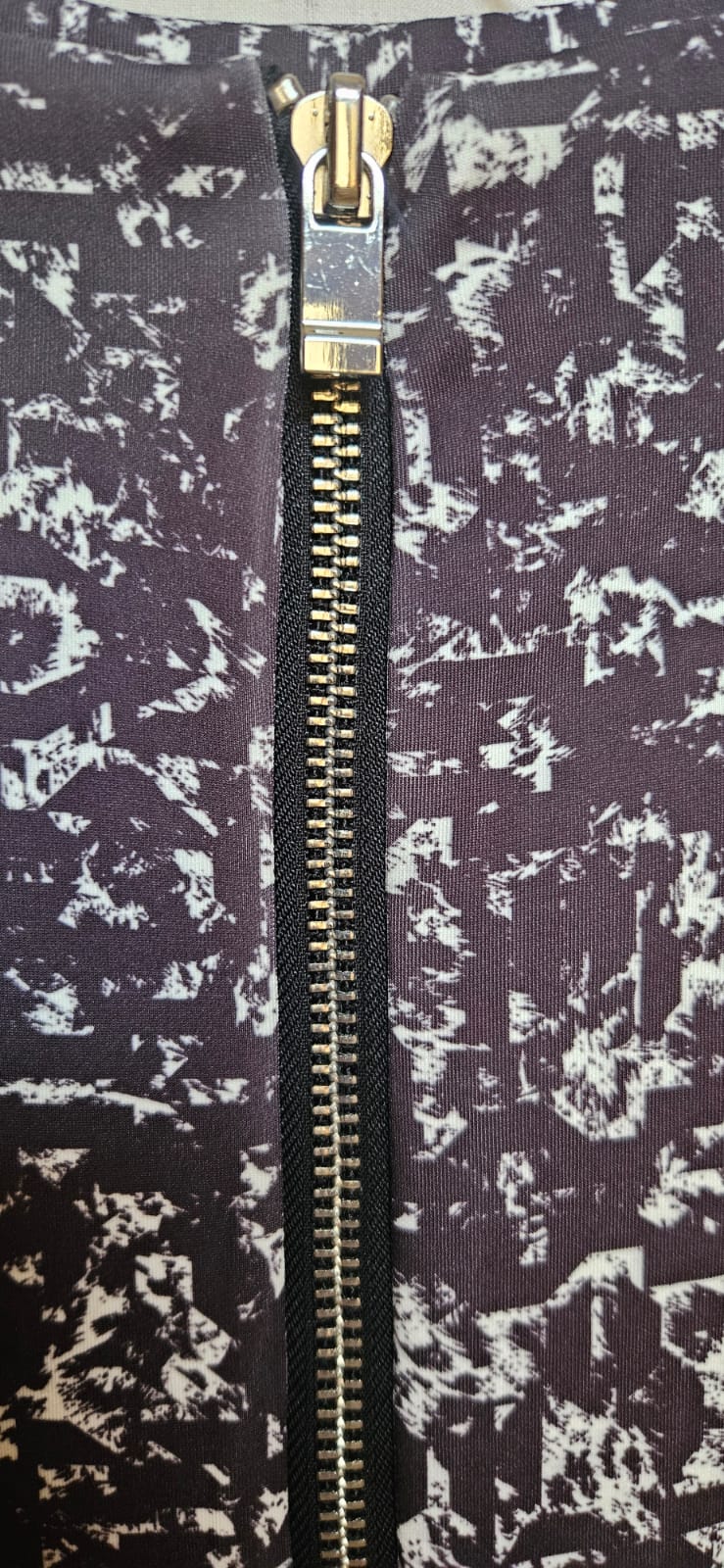 Midi skirt gold zip detail close-up