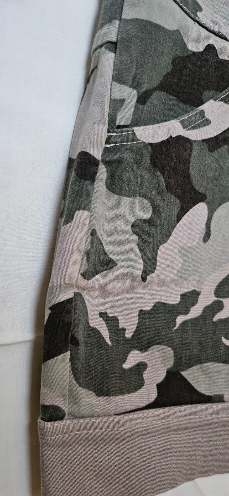 Camo mini skirt fabric and pocket detail